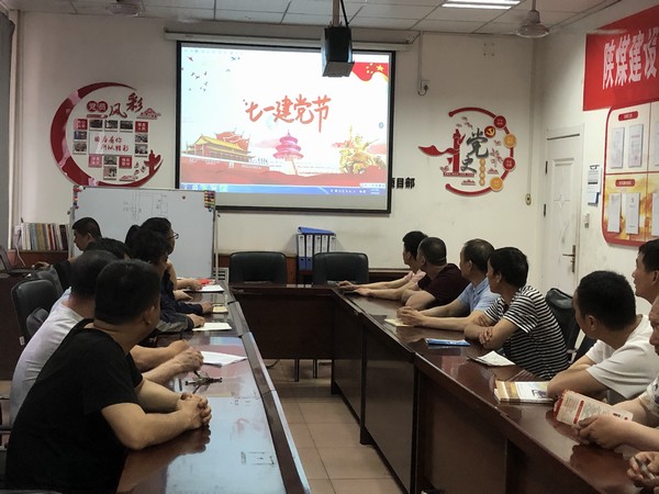 陜煤建設(shè)洗選煤運營公司檸條塔運營項目部開展“永遠跟黨走”剪紙活動