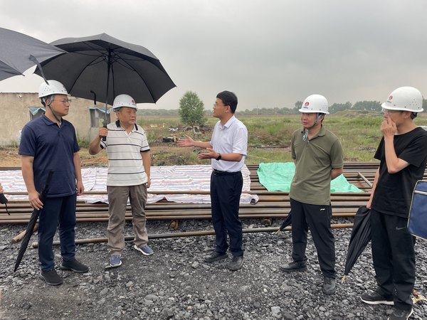 西安鐵路監(jiān)管局、陜西省交通廳檢查組一行蒞臨靖神鐵路孟紅聯(lián)絡(luò)線王則灣大橋調(diào)研指導(dǎo)工作