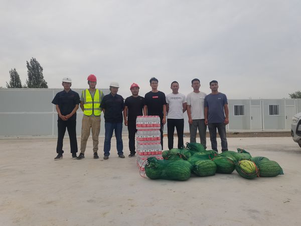 伊寧聯(lián)創(chuàng)集團(tuán)組織部長謝輝蒞臨伊犁州伊寧市煤炭儲運(yùn)中心基地建設(shè)項目開展“送清涼”慰問