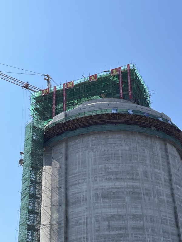 陜煤建設(shè)咸陽分公司承建的雙龍煤業(yè)儲煤設(shè)施改造項(xiàng)目末煤倉順利封頂