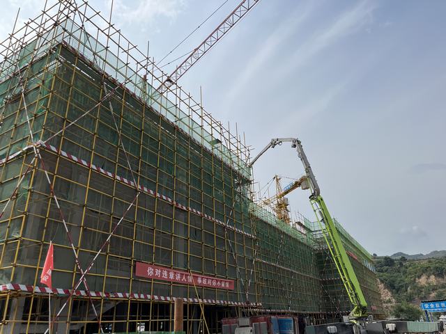 陜煤建設(shè)韓城分公司承建的韓城礦業(yè)王峰煤礦聯(lián)合建筑樓主體結(jié)構(gòu)順利封頂