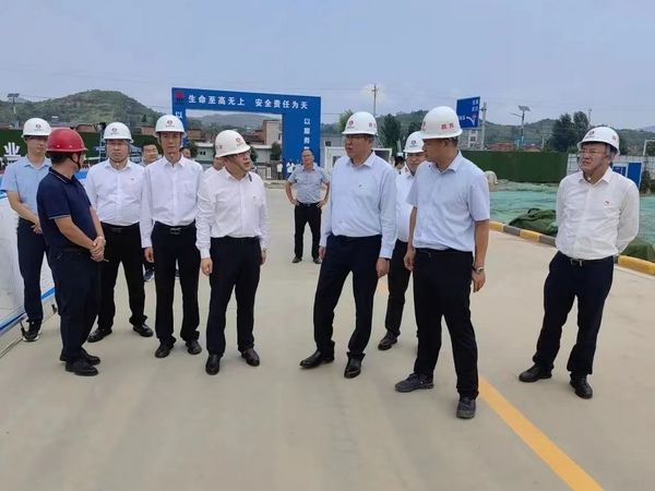 陜煤集團(tuán)黨委副書記張海泉一行蒞臨漢陰實驗中學(xué)項目檢查指導(dǎo)工作
