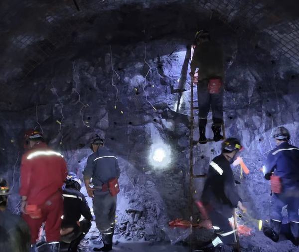 陜煤建設(shè)礦建二公司王峰項(xiàng)目部兩個(gè)巷道精準(zhǔn)貫通