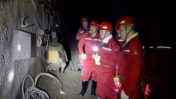 國家礦山安全監(jiān)察局陜西局監(jiān)察執(zhí)法四處處長何加省蒞臨陜煤建設(shè)礦建二公司第二項目部檢查指導(dǎo)工作