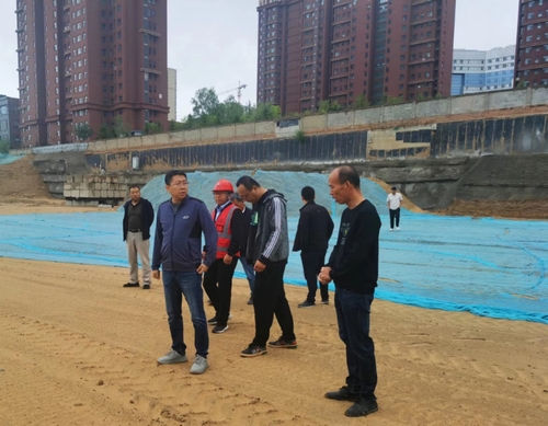 榆林市城市投資房地產(chǎn)開發(fā)有限公司執(zhí)行董事、總經(jīng)理徐鯤一行蒞臨榆溪圣境項目檢查指導(dǎo)工作