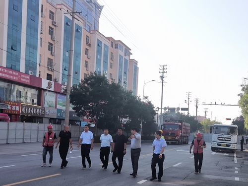 榆林市住建局黨組書(shū)記、局長(zhǎng)紀(jì)磊一行蒞臨上郡北路道路綜合整治提升工程檢查指導(dǎo)工作