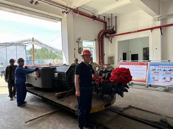 陜煤建設(shè)礦建二公司王峰項(xiàng)目部第三臺硬巖綜掘機(jī)順利入井