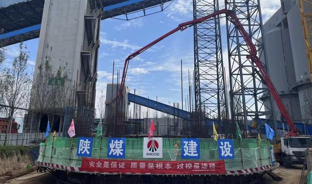 陜煤建設(shè)韓城分公司承建的文家坡礦選煤廠新建矸石倉滑模施工正式拉開序幕