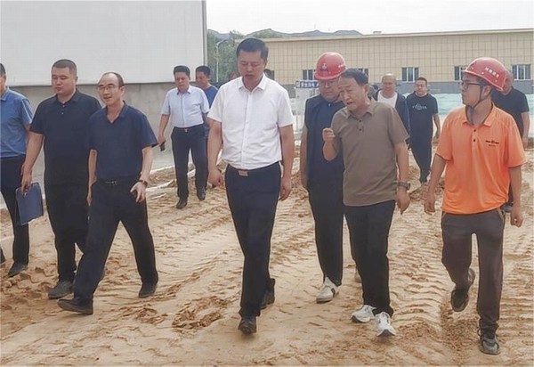 綏德縣縣委副書(shū)記、縣長(zhǎng)王誠(chéng)一行蒞臨陜煤建設(shè)路橋分公司綏德縣第二凈水廠工程調(diào)研