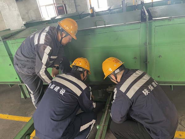 陜煤建設(shè)洗選煤運(yùn)營(yíng)公司神渭首端運(yùn)營(yíng)項(xiàng)目部： 精益求精抓細(xì)節(jié)，心明眼亮保生產(chǎn)