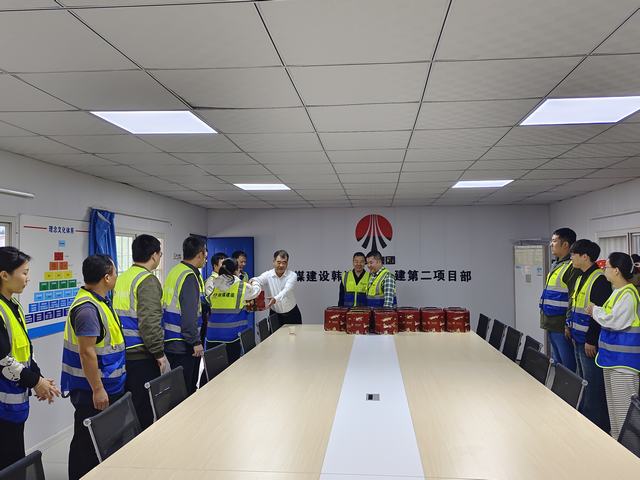 陜煤建設(shè)韓城分公司開展“喜迎雙節(jié) 溫暖一線”重點(diǎn)工程慰問(wèn)活動(dòng)