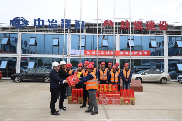 陜煤建設(shè)漢中分公司開(kāi)展“心系職工 情暖中秋”走訪(fǎng)慰問(wèn)活動(dòng)