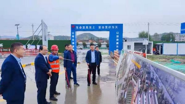 陜煤集團(tuán)紀(jì)檢監(jiān)察三室主任楊勝利、鄉(xiāng)村振興辦副主任楊偉一行到陜煤建設(shè)天工公司承建的漢陰實(shí)驗(yàn)中學(xué)項(xiàng)目檢查指導(dǎo)工作