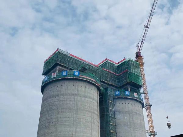 陜煤建設(shè)天工公司承建的胡家河（孟村）煤炭鐵路專用線改擴(kuò)建項(xiàng)目儲(chǔ)煤倉工程順利封頂