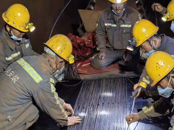 陜煤建設(shè)機(jī)電安裝公司酒鋼項(xiàng)目部“打響”皮帶搶修戰(zhàn)