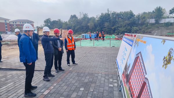 侯本英深入漢陰縣實(shí)驗(yàn)中學(xué)二期項(xiàng)目檢查指導(dǎo)工作