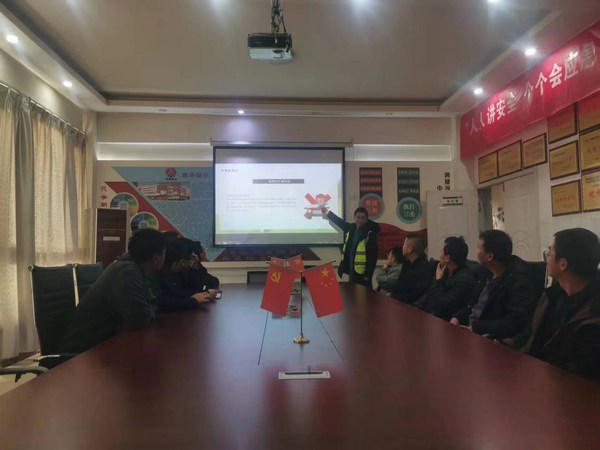 陜煤建設(shè)路橋分公司靖神鐵路項(xiàng)目部開展“文明交通，你我同行”全國(guó)交通安全日活動(dòng)