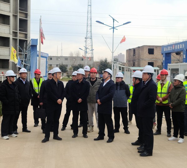 銅川礦業(yè)有限公司黨委書記、董事長路根奎一行蒞臨陜煤建設(shè)銅煤公司承建的銅煤三號居住區(qū)檢查指導(dǎo)工作