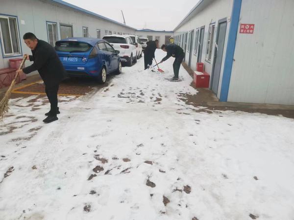 陜煤建設(shè)煤礦運(yùn)營(yíng)服務(wù)分公司：“防風(fēng)雪、保安全” 我們?cè)谛袆?dòng)