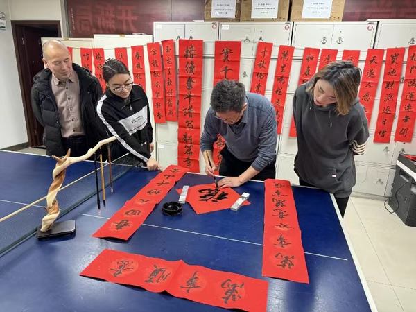 陜煤建設(shè)礦建二公司開(kāi)展“翰墨飄香 迎新春 寫春聯(lián) 送祝?！被顒?dòng)
