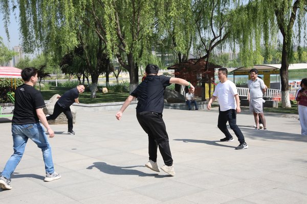 陜煤建設(shè)路橋分公司舉辦“迎五一、鼓干勁、促團(tuán)結(jié)”懷舊嘉年華趣味活動