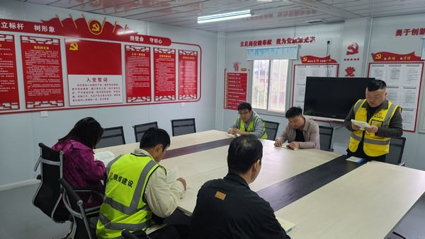 陜煤建設(shè)銅煤公司第一項目部組織“讀經(jīng)典，傳遞青春能量”青年職工主題活動