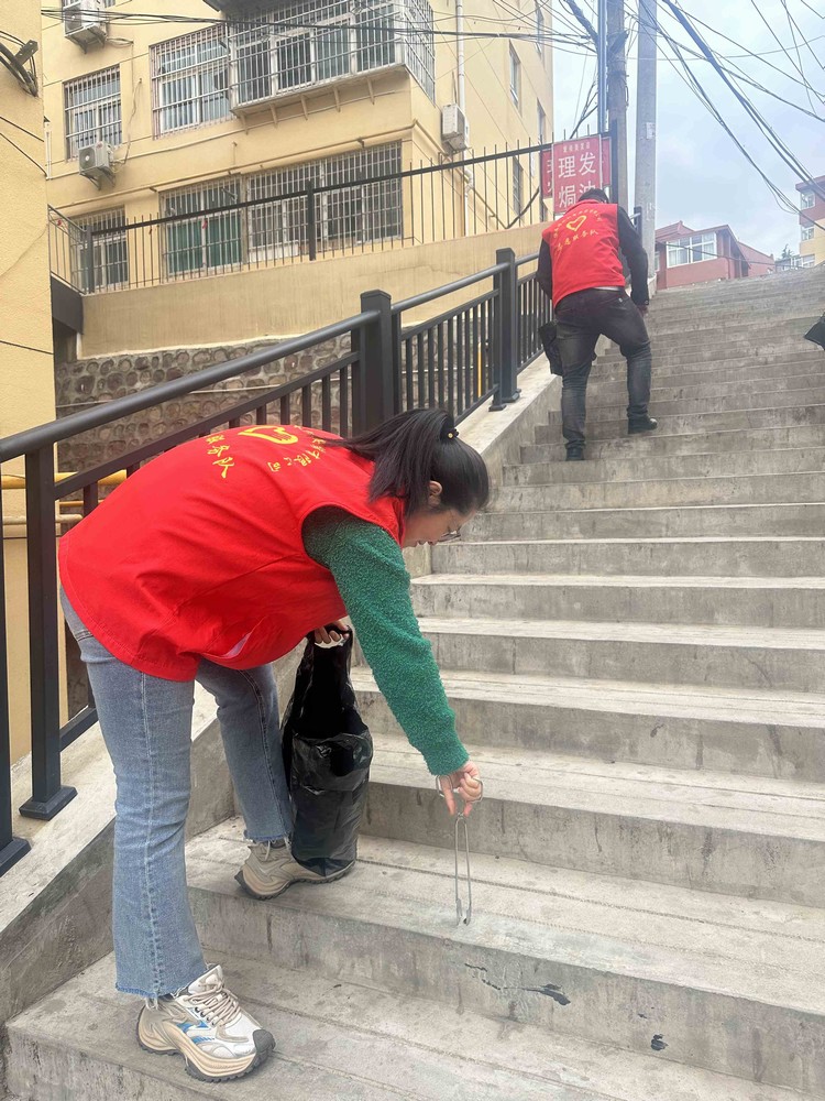 陜煤建設(shè)機(jī)電安裝公司：志愿服務(wù)迎“五一”，文明與愛齊傳遞