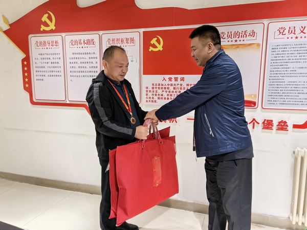 陜煤建設(shè)礦建二公司開展“走訪慰問勞模 弘揚榜樣力量”慰問勞?；顒?></div>
                                <div   id=