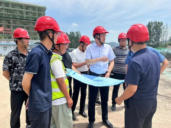 陜西建材科技公司董事長張超暉深入黃陵年產(chǎn)40萬立方煤矸石制陶粒項目進(jìn)行調(diào)研指導(dǎo)