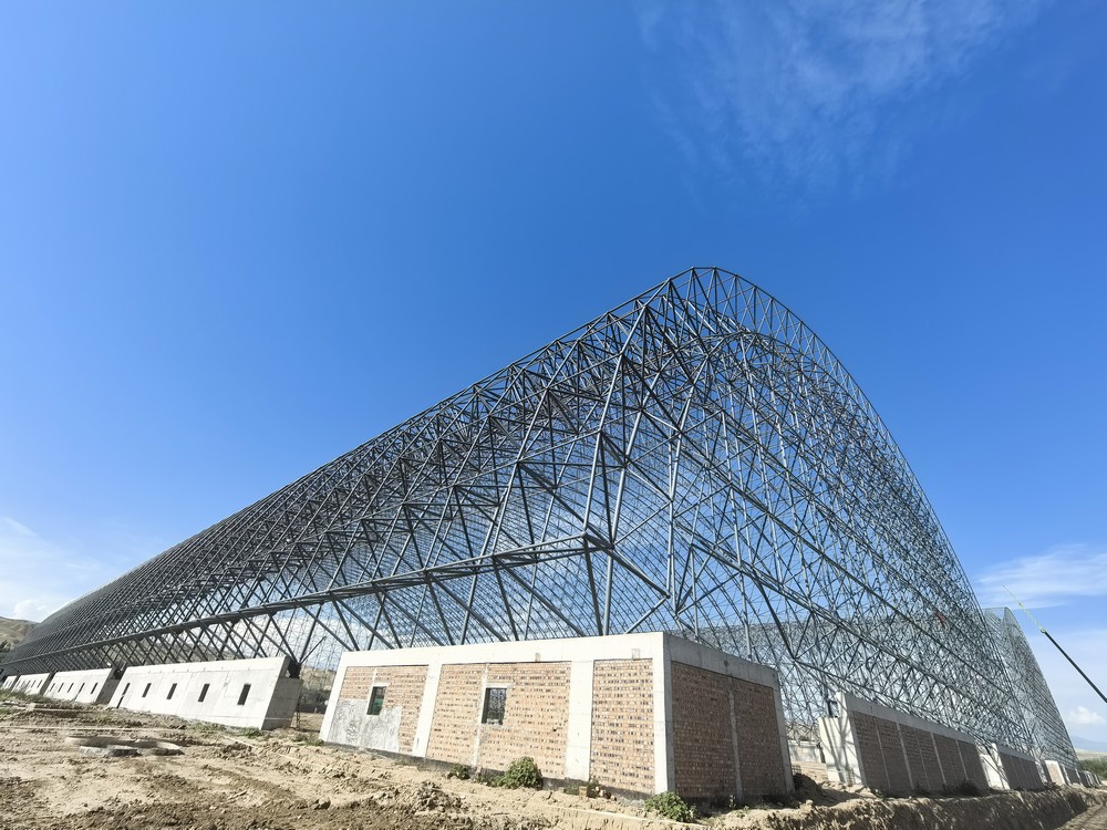 陜煤建設(shè)天工公司承建的伊寧市煤炭?jī)?chǔ)運(yùn)中心基地建設(shè)項(xiàng)目1#、2#儲(chǔ)煤棚順利合攏