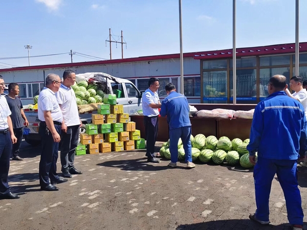 陜煤建設煤礦運營服務分公司:你戰(zhàn)高溫 我送清涼