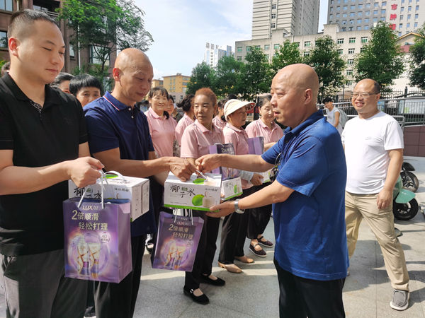 陜煤建設大秦置業(yè)公司:開展“夏日送清涼 關(guān)懷暖人心”慰問活動