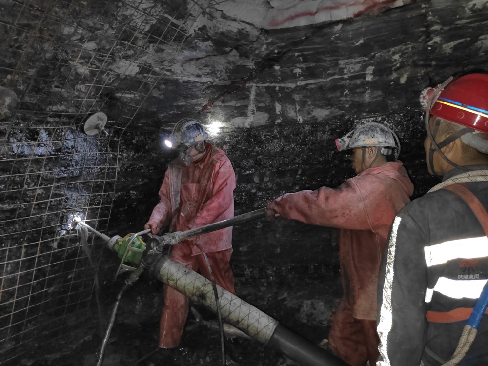 陜煤建設(shè)礦建三公司承建的貫屯煤礦西翼進(jìn)、回風(fēng)立井圓滿完成揭煤工作