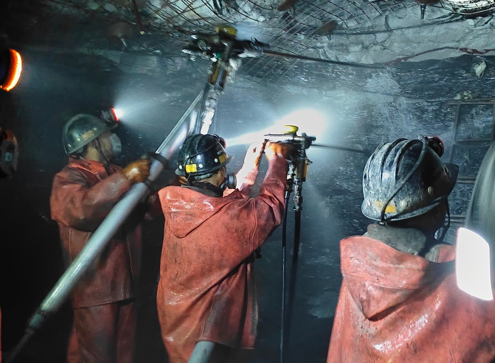 陜煤建設(shè)礦建三公司承建的華龍煤礦西翼進(jìn)風(fēng)立井安全順利落底