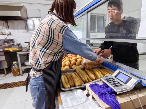 陜煤建設(shè)煤礦運(yùn)營(yíng)服務(wù)分公司：國(guó)慶期間強(qiáng)化后勤保障線  力保安全生產(chǎn)無(wú)憂(yōu)