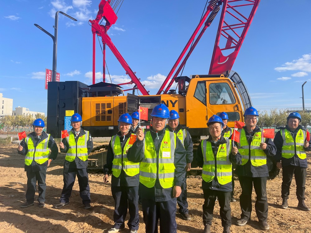 國慶時(shí)，建筑工地的夢想之筑