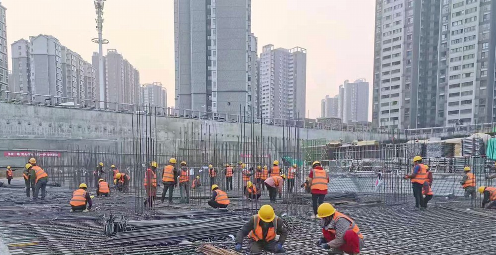 陜煤建設(shè)新龍城直屬項(xiàng)目部：國(guó)慶假日不打烊，熱火朝天忙生產(chǎn)