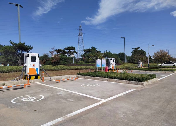 陜煤建設(shè)川耀公司：崔仙服務(wù)區(qū)充電樁安裝，為綠色出行“加油”