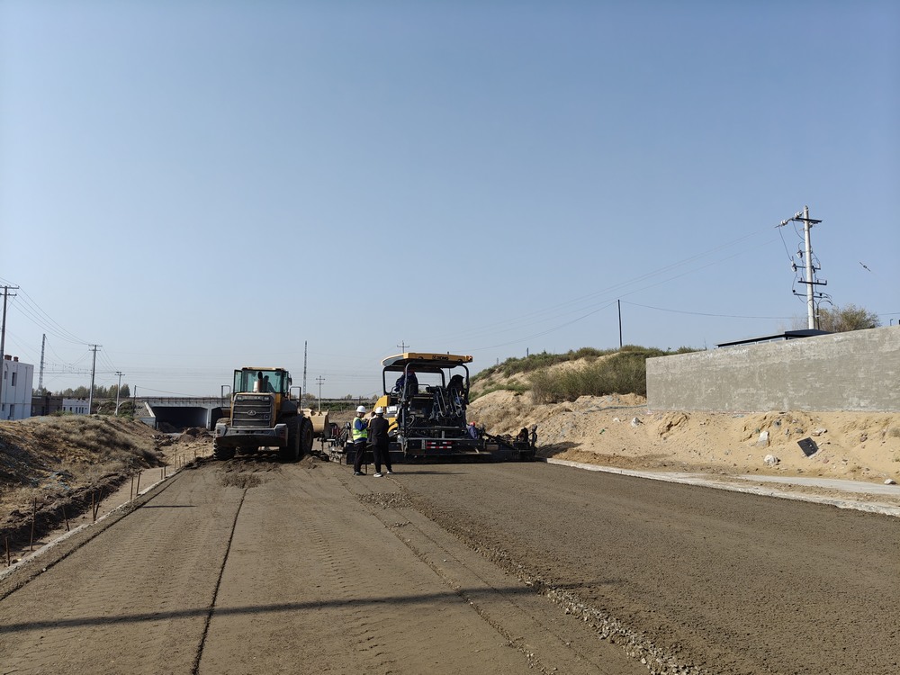 陜煤建設(shè)路橋分公司物流園區(qū)二號(hào)進(jìn)場道路大干快上，吹響項(xiàng)目建設(shè)“沖鋒號(hào)”
