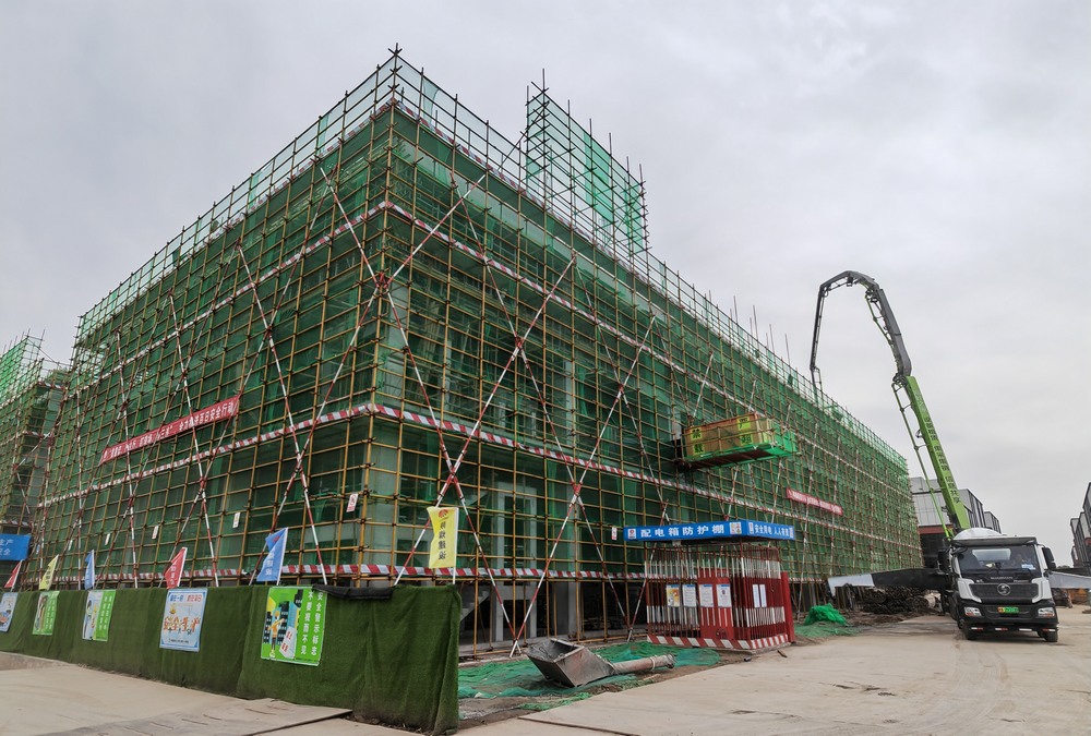 陜煤建設天工公司承建的中南高科·西安秦漢智康云谷基地項目14#、15#樓工程主體結構順利封頂