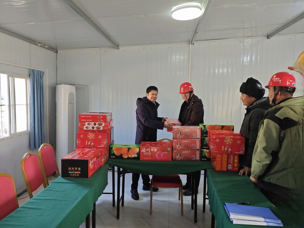 陜西彬長(zhǎng)文家坡礦業(yè)有限公司副總經(jīng)理、總工程師王飛深入天工公司基層項(xiàng)目部慰問