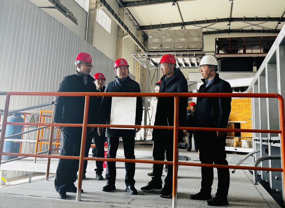 陜西建材科技集團(tuán)黨委書記、董事長(zhǎng)、總經(jīng)理周紅深入天工公司基層項(xiàng)目部進(jìn)行慰問