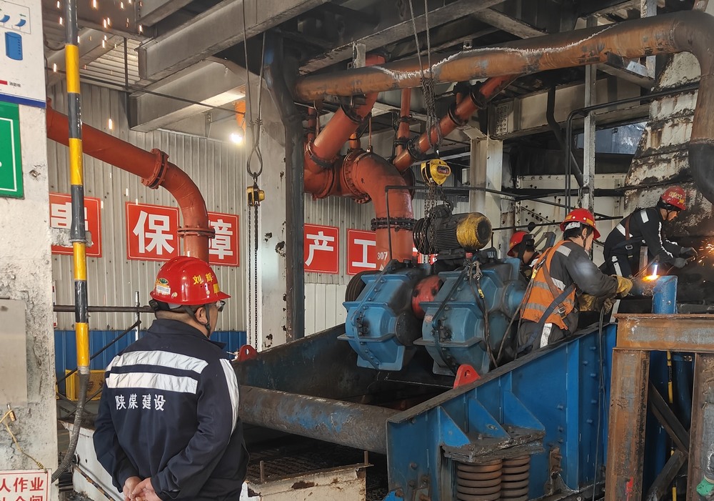 陜煤建設洗選煤運營公司第二項目部：新年破曉，檸條塔煤礦主洗車間預濕篩與矸石脫介篩 “迭代升級” 之戰(zhàn)打響