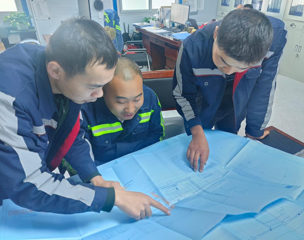 陜煤建設(shè)機電安裝公司：趙石畔煤礦301盤區(qū)變電所送電成功