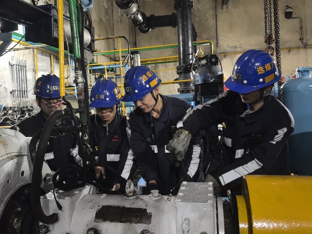 陜煤建設洗選煤運營公司紅柳林洗煤廠項目部：煙花燦九天  煤裝立在崗