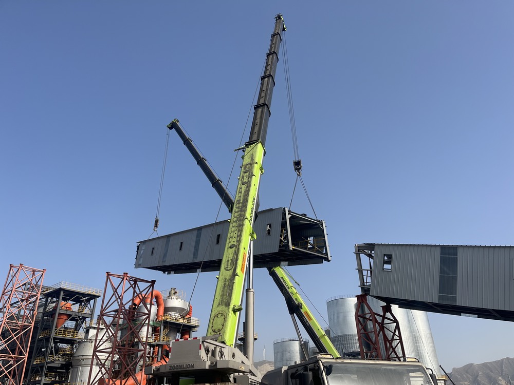 陜煤建設天工公司土建第二十一項目部：雙機抬吊破難題，通廊凌空展雄姿