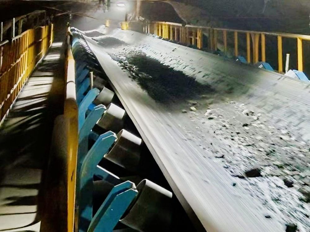 陜煤建設機電安裝公司趙石畔項目部東翼大巷皮帶成功運轉