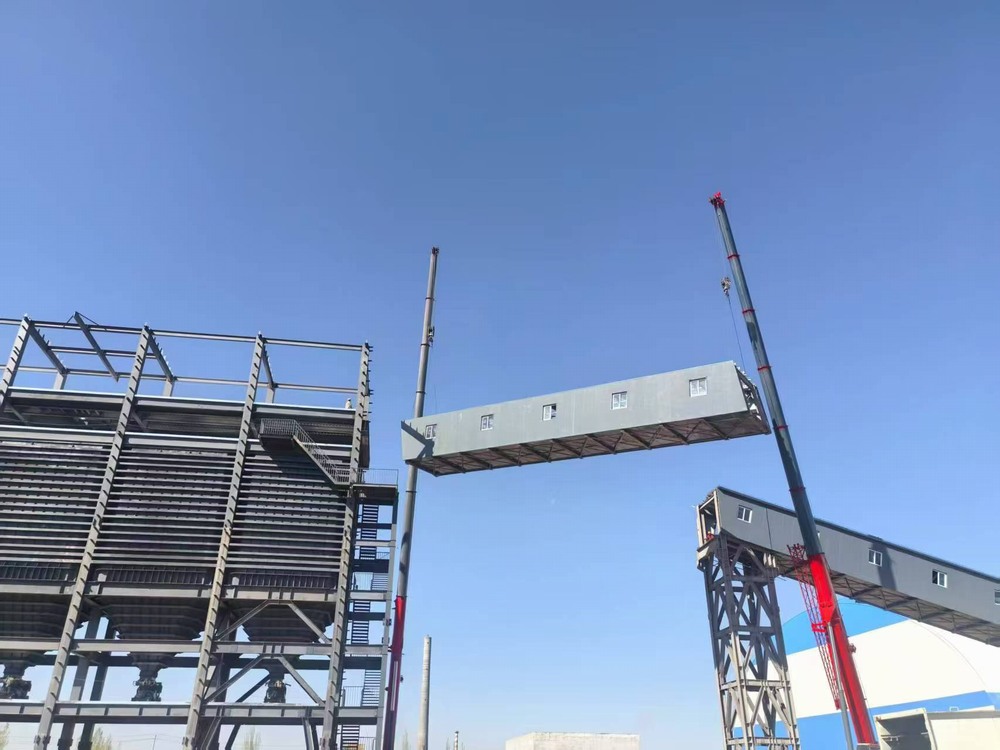 陜煤建設天工公司新疆第一項目部：雙機協(xié)作展絕技，棧橋凌空貫長虹