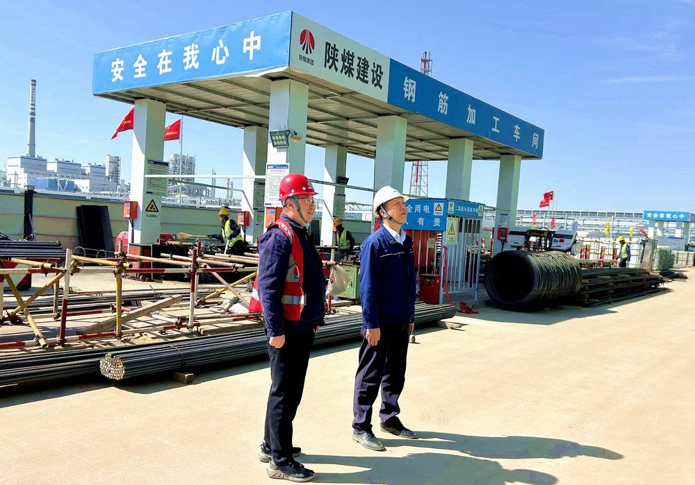 陜煤集團榆林化學(xué)有限責(zé)任公司黨委副書記、總經(jīng)理段立波深入天工公司基層項目檢查指導(dǎo)