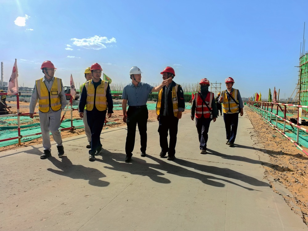 陜煤集團(tuán)基本建設(shè)管理部高級主任師黃社民深入陜煤建設(shè)銅煤公司承建的榆林化學(xué)二期項(xiàng)目檢查指導(dǎo)工作